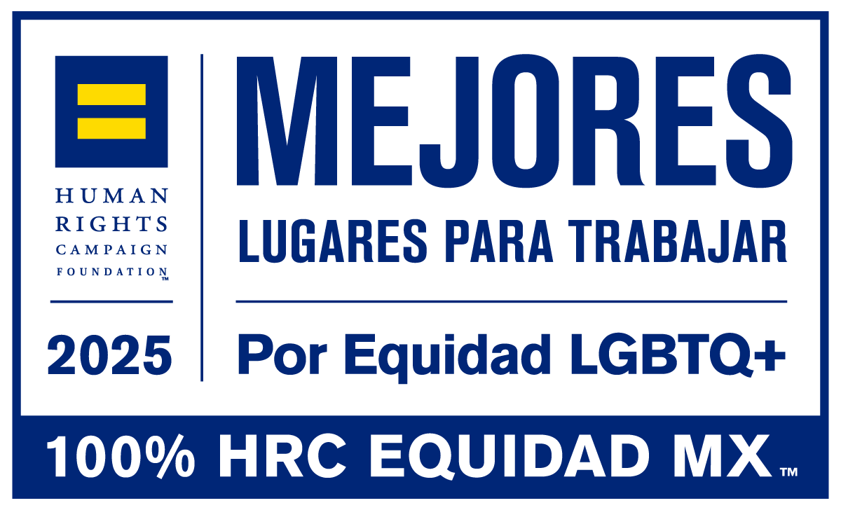 Colaboradores celebrando que trabajan en GM Financial México para dar opciones para comprar un coche